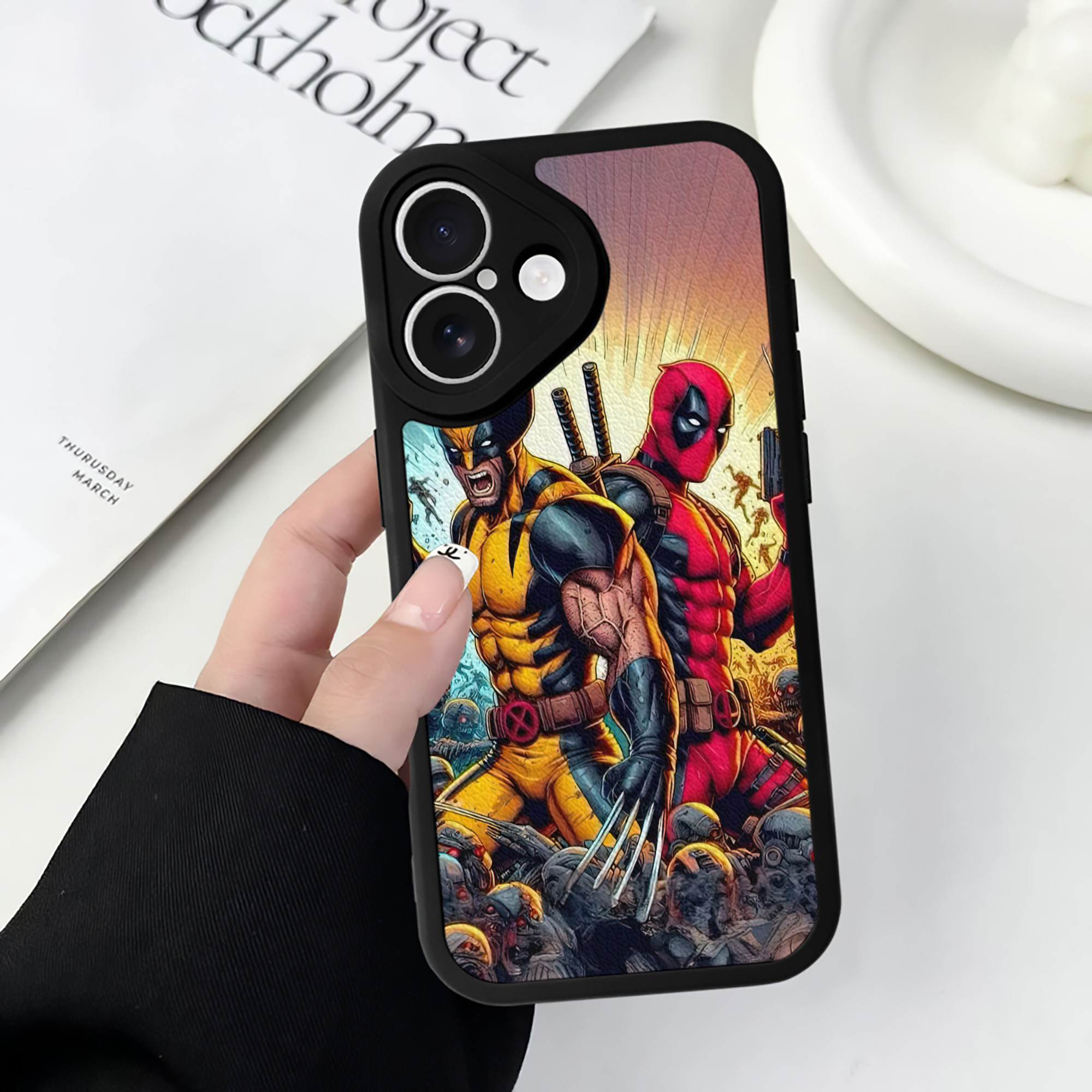 （画像用） Deadpool デッドプール 【iPhone 16シリーズ対応】シリコンスマホケース（レザー調） 材質：シリコン